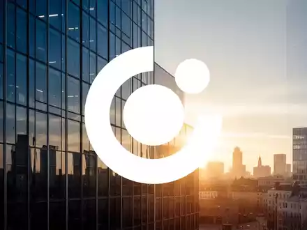 Moderne Glasfassade eines Bürogebäudes bei Sonnenaufgang als Symbol für strategische Expansion im Finanzsektor. - Foto: über boerse-global.de