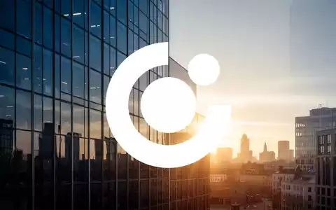 Moderne Glasfassade eines Bürogebäudes bei Sonnenaufgang als Symbol für strategische Expansion im Finanzsektor. - Foto: über boerse-global.de