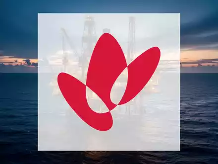 Ölplattform auf offener See bei Dämmerung, symbolisiert den globalen Energiemarkt und steigende Ölpreise. - Foto: über boerse-global.de