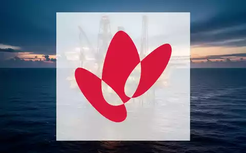 Ölplattform auf offener See bei Dämmerung, symbolisiert den globalen Energiemarkt und steigende Ölpreise. - Foto: über boerse-global.de