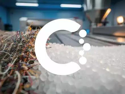 Abstrakte Darstellung einer modernen Textilrecycling-Anlage mit Fokus auf nachhaltige Materialien und industrielle Prozesse. - Foto: über boerse-global.de
