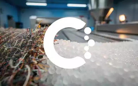 Abstrakte Darstellung einer modernen Textilrecycling-Anlage mit Fokus auf nachhaltige Materialien und industrielle Prozesse. - Foto: über boerse-global.de