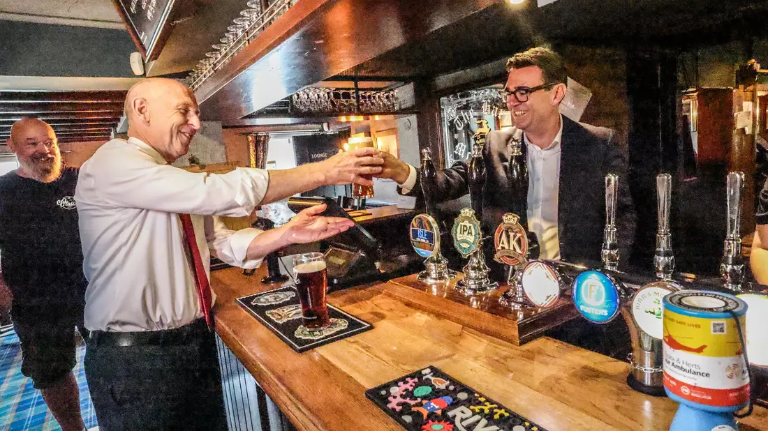 Andy Burnham besuchte in seiner ersten Woche einen Pub. - Bild: Richard Pohle/The Times/PA Wire/dpa