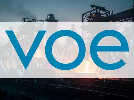 Abstrakte Darstellung einer modernen Industrieanlage bei Dämmerung mit Fokus auf Stahlverarbeitung und Marktdynamik. - Foto: über boerse-global.de