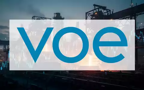 Abstrakte Darstellung einer modernen Industrieanlage bei Dämmerung mit Fokus auf Stahlverarbeitung und Marktdynamik. - Foto: über boerse-global.de