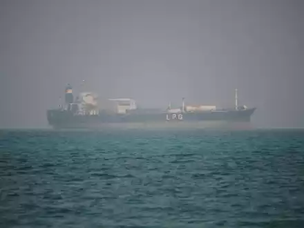 Erneut wurde ein Schiff im Roten Meer attackiert. (Archivbild) - Foto: Abdulnasser Alseddik/AP/dpa
