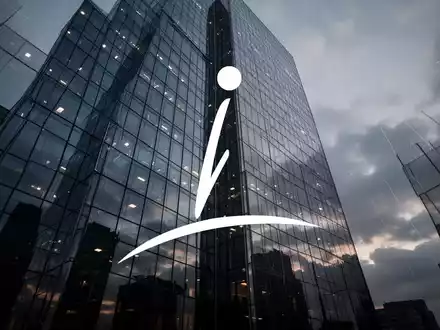 Moderne Glasfassade eines Bürogebäudes in der Dämmerung als Symbol für den Immobilienmarkt. - Foto: über boerse-global.de