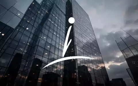 Moderne Glasfassade eines Bürogebäudes in der Dämmerung als Symbol für den Immobilienmarkt. - Foto: über boerse-global.de
