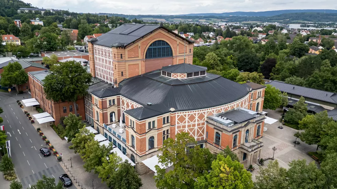 Das Festspielhaus war vor 150 Jahren Schauplatz der ersten Richard-Wagner-Festspiele. (Archivbild) - Bild: Daniel Karmann/dpa