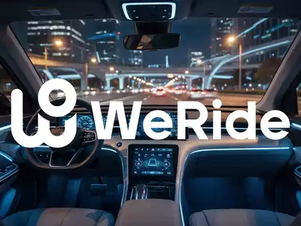 Futuristisches Interieur eines autonomen Fahrzeugs bei Nacht mit verschwommenen Stadtlichtern in der Umgebung. - Foto: über boerse-global.de