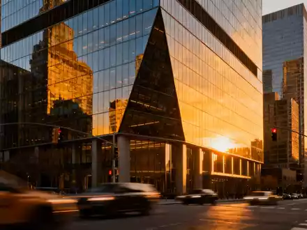 Modernes Bürogebäude bei Sonnenuntergang als Symbol für Immobilienwirtschaft und den Geschäftsbericht 2025. - Foto: über boerse-global.de