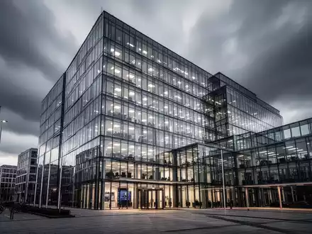 Moderne europäische Bürogebäudefassade, die digitale Marktregulierung und Technologieaufsicht repräsentiert. - Foto: über boerse-global.de