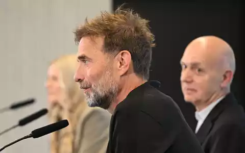 Jürgen Klopp (Mitte) bei seiner Vorstellung als neuer Bundestrainer. - Foto: Florian Wiegand/dpa