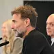 Jürgen Klopp (Mitte) bei seiner Vorstellung als neuer Bundestrainer. - Bild: Florian Wiegand/dpa