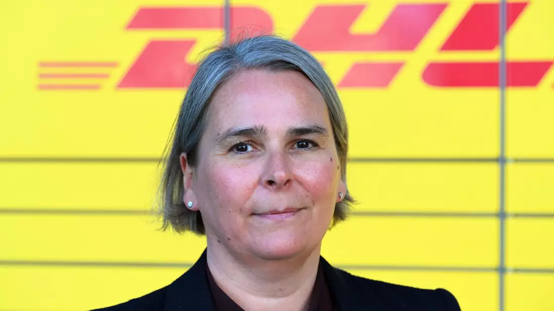 DHL-Vorstandsmitglied Nicola Hagleitner möchte schwere Pakete nur noch von zwei Leuten zustellen lassen. (Archivbild) - Bild: Wolf von Dewitz/dpa