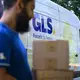 Die Pakete, die der GLS-Paketbote gerade trägt, sind nicht sehr schwer - andere Sendungen auf seinen Touren dürften schwerer sein. - Bild: Wolf von Dewitz/dpa