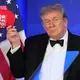 Trump lobte und tadelte die Medien.  - Bild: Mark Schiefelbein/AP/dpa