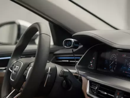 Nahaufnahme eines modernen Fahrzeuginnenraums mit Fokus auf den Sensor für das Fahrerüberwachungssystem. - Foto: über boerse-global.de