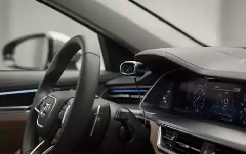 Nahaufnahme eines modernen Fahrzeuginnenraums mit Fokus auf den Sensor für das Fahrerüberwachungssystem. - Foto: über boerse-global.de