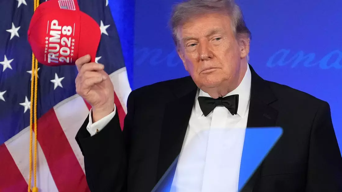 Trump lobte und tadelte die Medien.  - Bild: Mark Schiefelbein/AP/dpa