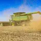 Ein Mähdrescher erntet Getreide auf einem Feld in der Region Odessa im Süden der Ukraine. (Archivbild) - Bild: -/ukrin/dpa