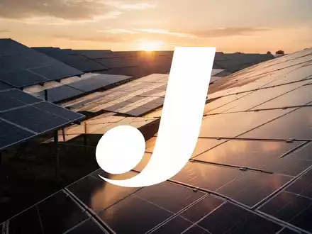 Moderne Solarpark-Anlage bei Sonnenuntergang als Symbol für die Solarindustrie - Foto: über boerse-global.de