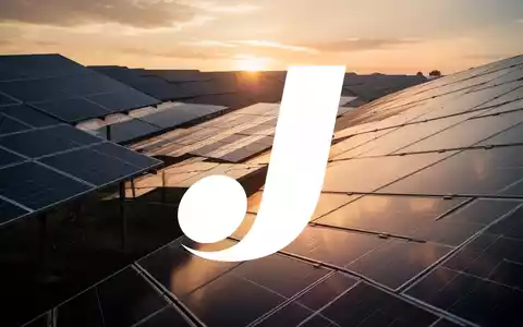 Moderne Solarpark-Anlage bei Sonnenuntergang als Symbol für die Solarindustrie - Foto: über boerse-global.de