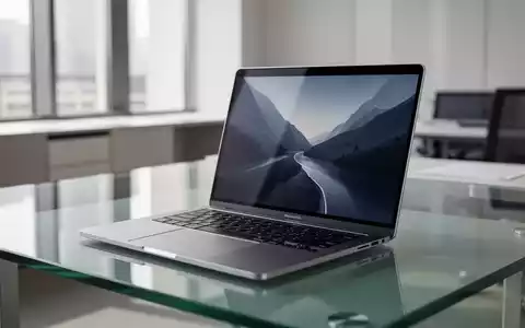 Nahaufnahme eines Premium-Laptops auf einem modernen Schreibtisch, der Apples Hardware-Roadmap der nächsten Generation repräsentiert. - Foto: über boerse-global.de