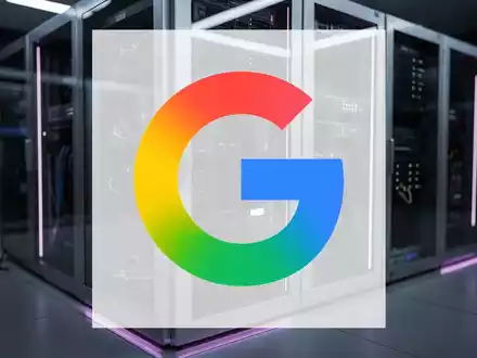 Abstraktes Bild eines modernen Rechenzentrums mit blauer Beleuchtung, das digitales Wachstum und Medien-Streaming symbolisiert. - Foto: über boerse-global.de