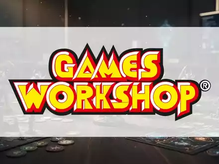 Abstraktes, atmosphärisches Bild eines Tabletop-Spielstudios mit Fokus auf Miniaturfiguren und edlen Spielkomponenten. - Foto: über boerse-global.de