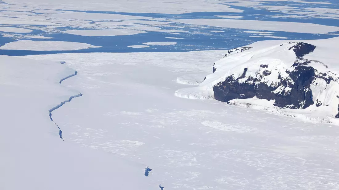 Rechts die Coulman-Insel, links der Eisberg, der sich auf dem Meeresboden festgesetzt hat. Der Eisberg könnte den Bruterfolg in einer der größten Kolonien der Welt deutlich beeinträchtigt haben.  - Bild: ---/Myeongho Seo/dpa