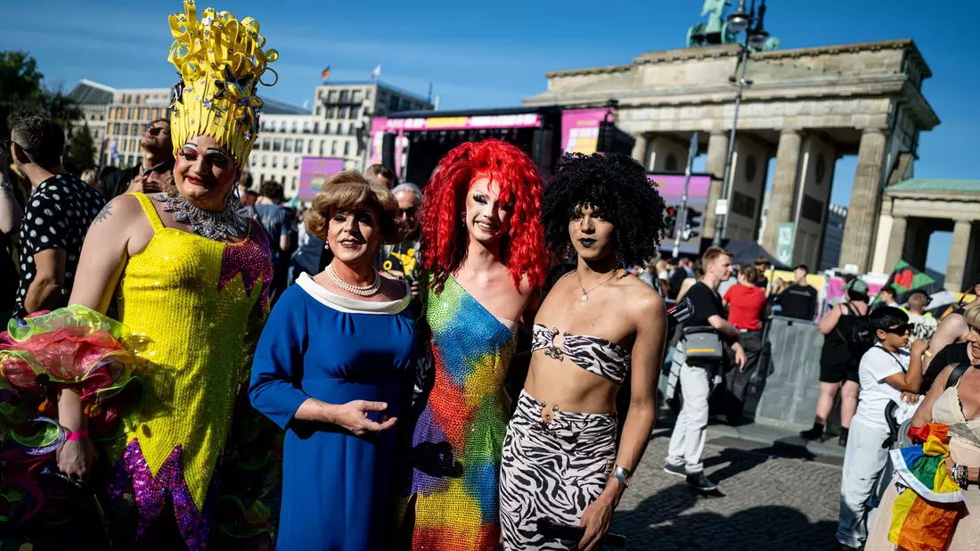Am Brandenburger Tor gab es einen Drag* March. - Bild: Fabian Sommer/dpa