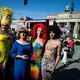 Am Brandenburger Tor gab es einen Drag* March. - Bild: Fabian Sommer/dpa