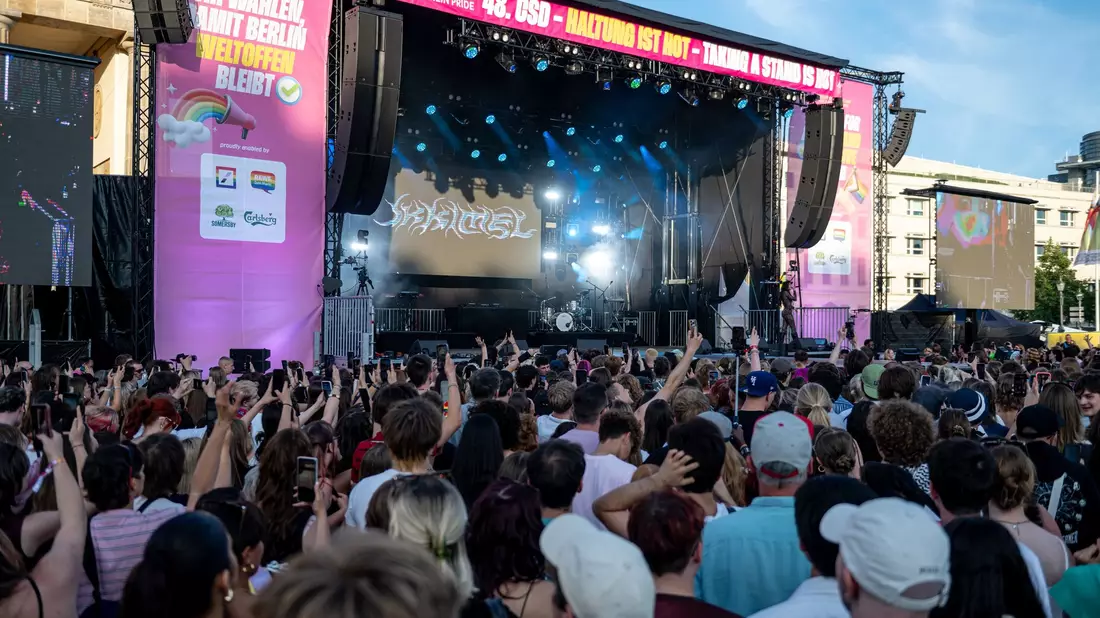 Rapperin Ikkimel trat zum Auftakt des CSD-Wochenenendes auf. - Bild: Fabian Sommer/dpa