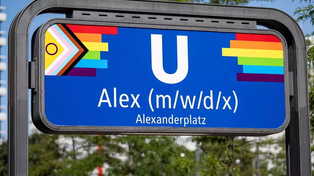 Schild vorübergehend umbenannt: Auch die Verkehrsbetriebe machen mit. - Bild: Fabian Sommer/dpa