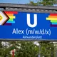 Schild vorübergehend umbenannt: Auch die Verkehrsbetriebe machen mit. - Bild: Fabian Sommer/dpa