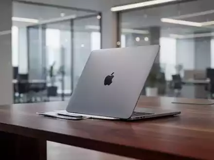 Ein modernes MacBook Neo auf einem Schreibtisch in einem hellen, professionellen Büro. - Foto: über boerse-global.de