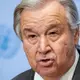 António Guterres ist als erster UN-Generalsekretär seit 15 Jahren in Syrien - Bild: John Minchillo/AP/dpa