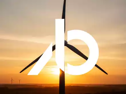 Silhouette einer Windkraftanlage bei Sonnenaufgang als Symbol für erneuerbare Energien. - Foto: über boerse-global.de