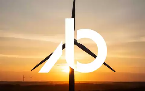 Silhouette einer Windkraftanlage bei Sonnenaufgang als Symbol für erneuerbare Energien. - Foto: über boerse-global.de