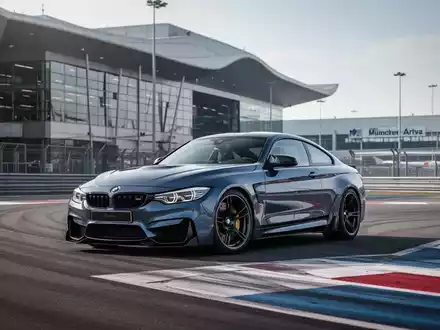 Ein BMW M-Modell auf einem Fahrsicherheitsgelände am Flughafen München bei professioneller Ausleuchtung. - Foto: über boerse-global.de