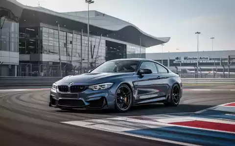 Ein BMW M-Modell auf einem Fahrsicherheitsgelände am Flughafen München bei professioneller Ausleuchtung. - Foto: über boerse-global.de