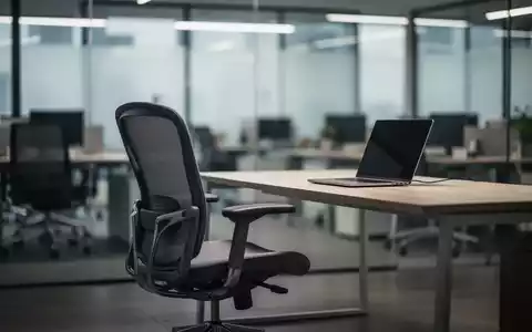 Ein leerer Büroarbeitsplatz mit Schreibtisch und Stuhl als Symbol für krankheitsbedingte Fehlzeiten am Arbeitsplatz. - Foto: über boerse-global.de