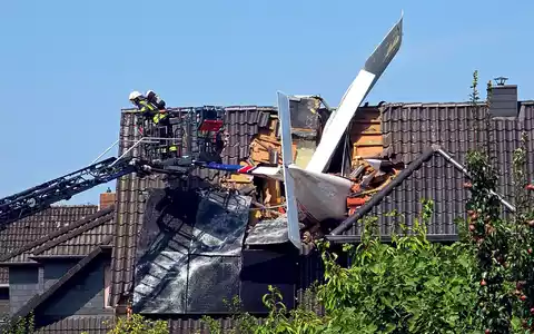 Das Flugzeug steckte im Dach des Hauses. - Foto: Fotoreport-DB/NWM-TV/dpa