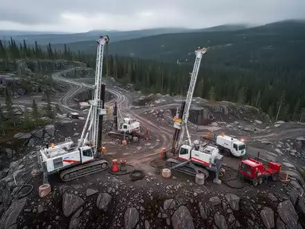Bohranlagen einer Bergbau-Exploration in einer abgelegenen Waldlandschaft in Québec. - Foto: über boerse-global.de