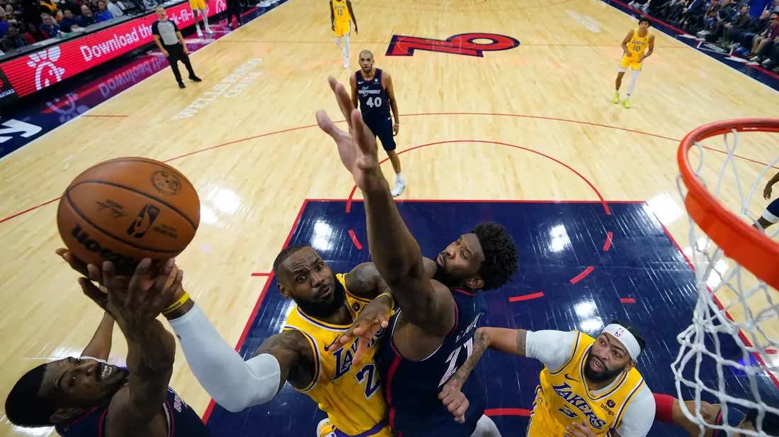 James und Embiid (beide Mitte) sind jetzt Teamkollegen. (Archivbild) - Bild: Matt Slocum/AP/dpa