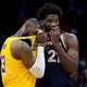 Holen sie den Titel nach Philadelphia? LeBron James (l) und Joel Embiid. (Archivbild) - Bild: Matt Slocum/AP/dpa