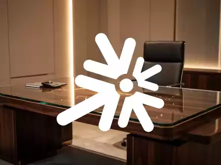 Minimalistischer, eleganter Schreibtisch in warmem Licht als Symbol für finanzielle Stabilität und Kapitalallokation. - Foto: über boerse-global.de