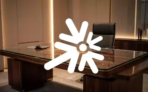 Minimalistischer, eleganter Schreibtisch in warmem Licht als Symbol für finanzielle Stabilität und Kapitalallokation. - Foto: über boerse-global.de