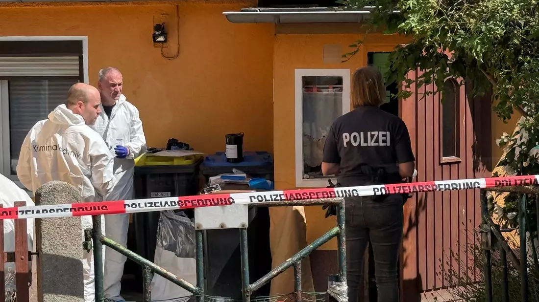 Die Spurensicherung ist im Einsatz. Es geht um den Verdacht eines Tötungsdeliktes. - Bild: Andreas Richter/dpa